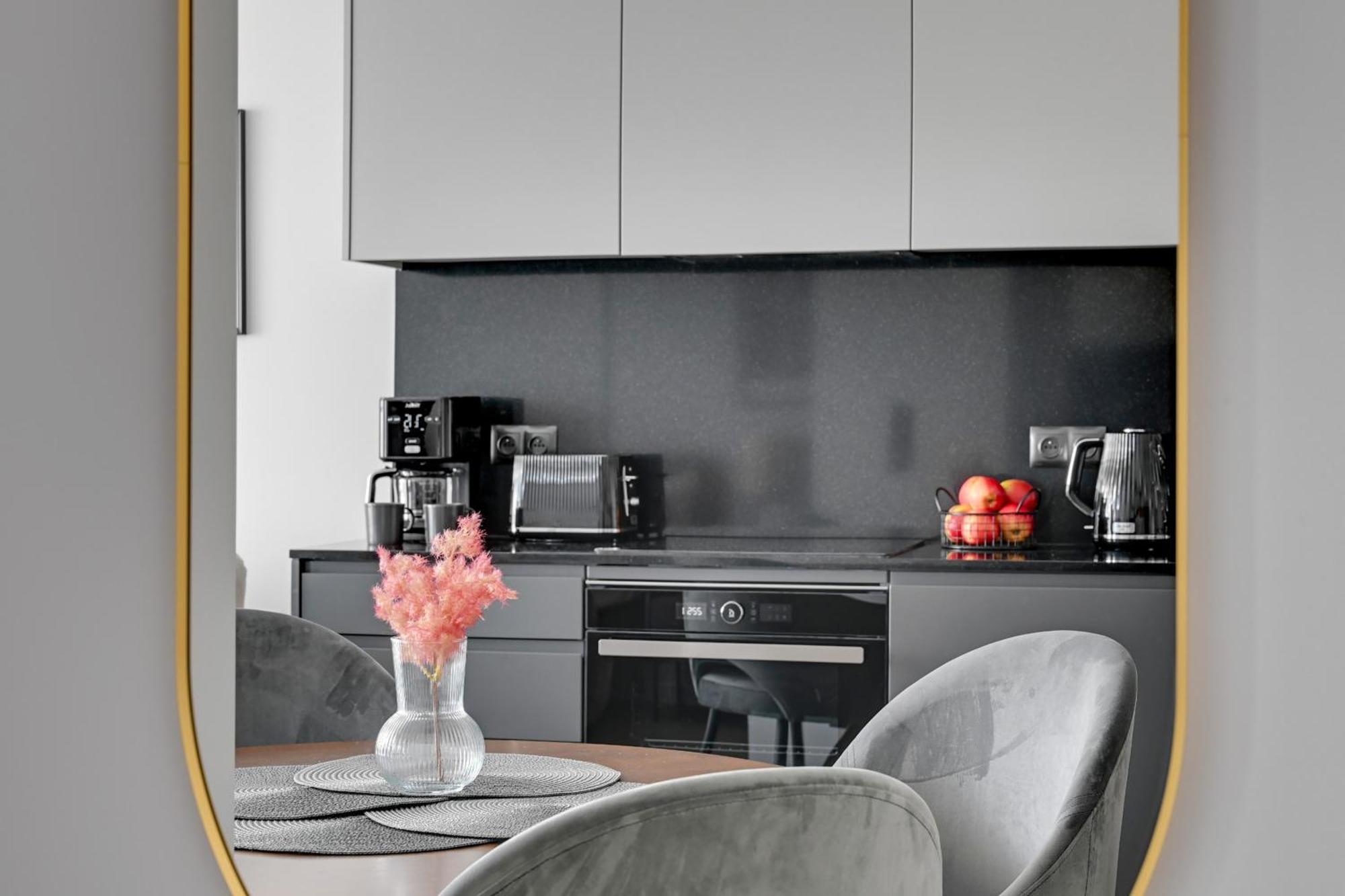 Scala 60K City Center Apartments With Parking By Lion Apartments غدانسك المظهر الخارجي الصورة